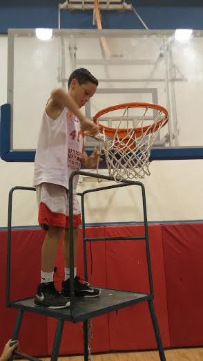 שחקן הפועל עומר גוזר רשת. מנהג של אלופים (צילום: באדיבות המועדון)